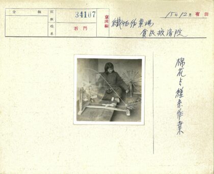 传统纺车室内纺羊毛.jpg