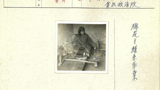 传统纺车室内纺羊毛.jpg