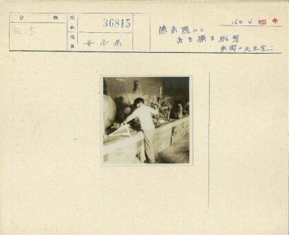 传统纺车手工纺织场景.jpg