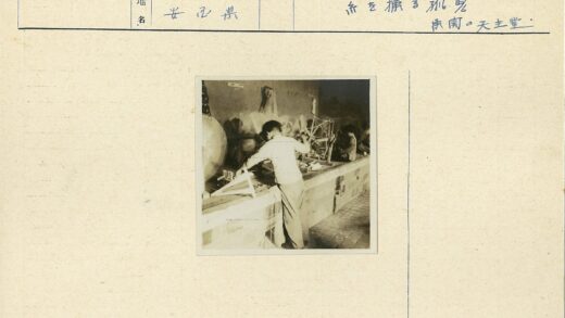 传统纺车手工纺织场景.jpg