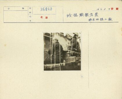传统织布工艺室内工作场景.jpg