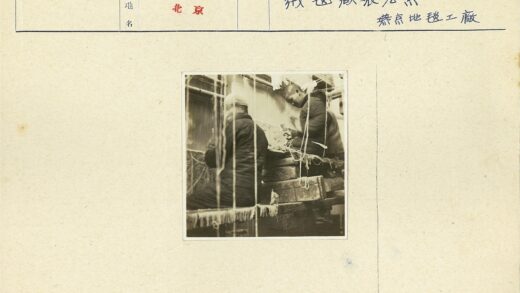 传统织布工艺室内工作场景.jpg