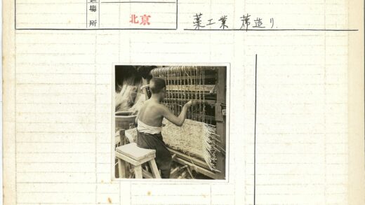 传统织布工艺工作场景.jpg