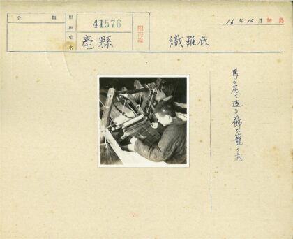 传统织布机室内操作场景.jpg