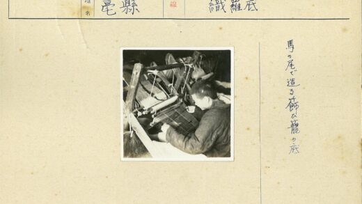 传统织布机室内操作场景.jpg