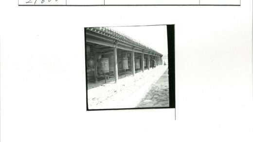 传统经轮与石径行人.jpg