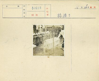 传统编织工艺与木制框架工作场景.jpg