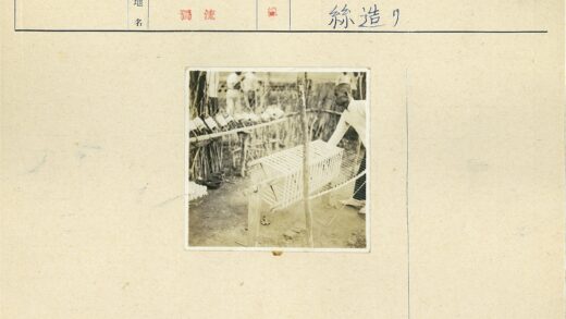 传统编织工艺与木制框架工作场景.jpg