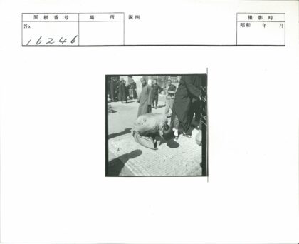 传统编织席上的鞠躬仪式.jpg