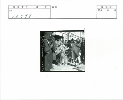 传统舞狮表演街边围观.jpg