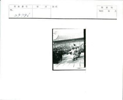传统舞蹈表演与瓦片屋顶建筑.jpg
