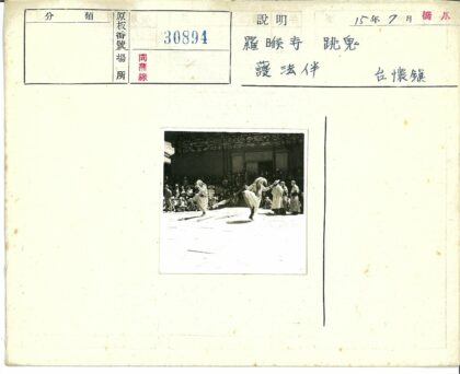 传统舞蹈表演华丽建筑前.jpg