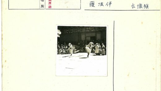传统舞蹈表演华丽建筑前.jpg