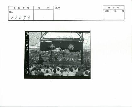 传统舞蹈表演现场观众聚集.jpg