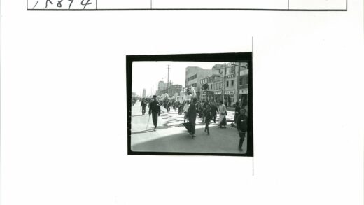 传统舞龙街头游行历史场景.jpg
