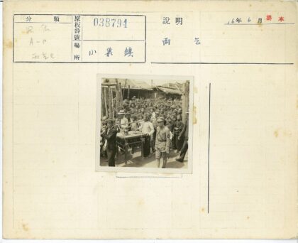 传统节日游行队伍与树叶头饰.jpg
