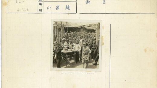 传统节日游行队伍与树叶头饰.jpg