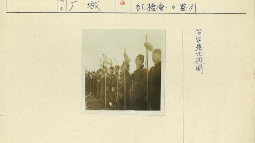 传统节日游行队伍手持彩旗.jpg