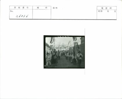 传统节日游行队伍穿过老街.jpg