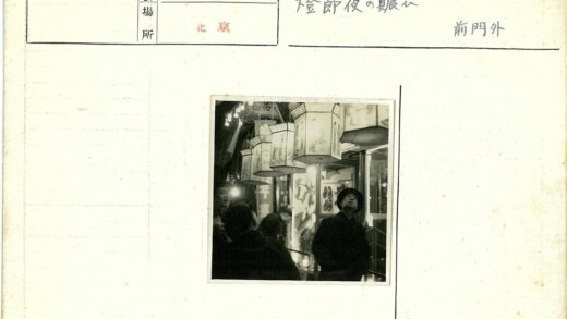 传统节日灯笼点亮繁华街道.jpg