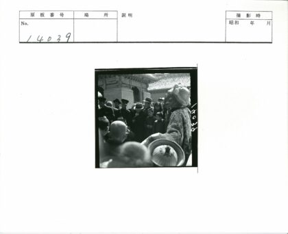 传统节日盛装巡游古建筑前.jpg