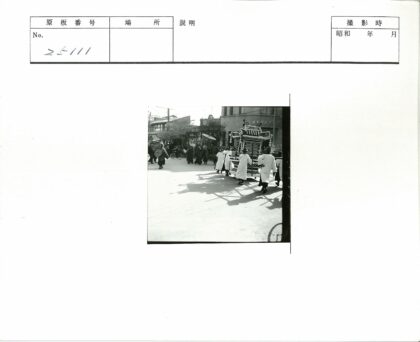 传统花车游行街头盛况.jpg