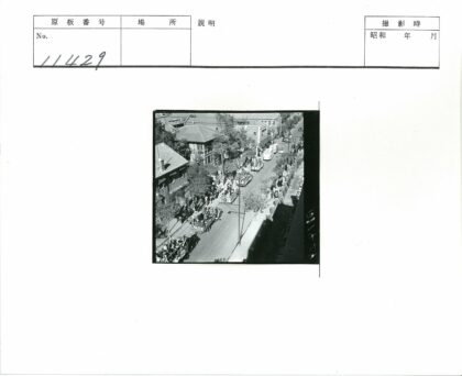 传统花车游行街景俯瞰.jpg