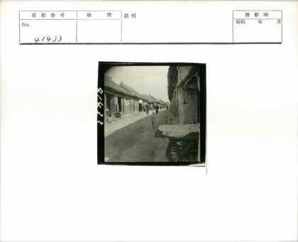 传统茅草屋街景与行人.jpg