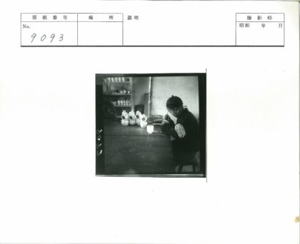 传统茶艺师专注泡茶器具展示.jpg