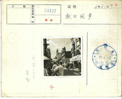 传统草帽与华丽建筑的繁华街道.jpg
