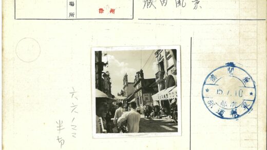传统草帽与华丽建筑的繁华街道.jpg