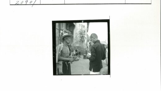 传统草帽与夹克男士街头对话.jpg