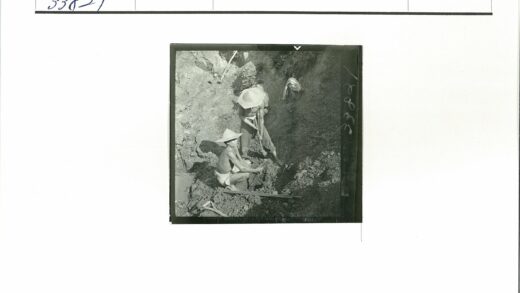 传统草帽男子挖土劳作.jpg