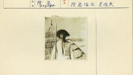传统草帽男子站在茅草屋前.jpg