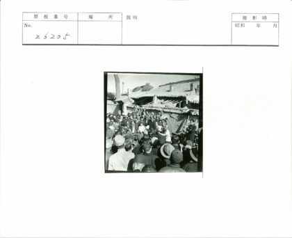 传统街头表演围观场景.jpg