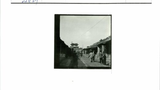 传统街巷与宝塔大门景致.jpg