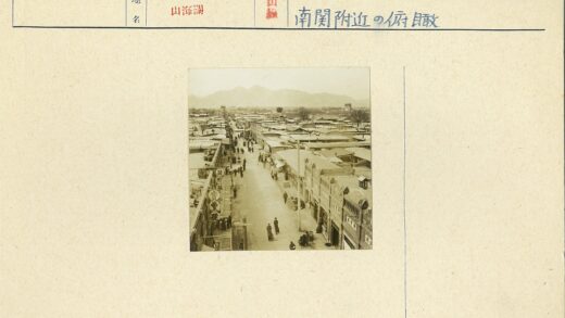 传统街景与山脉背景的熙攘街道.jpg