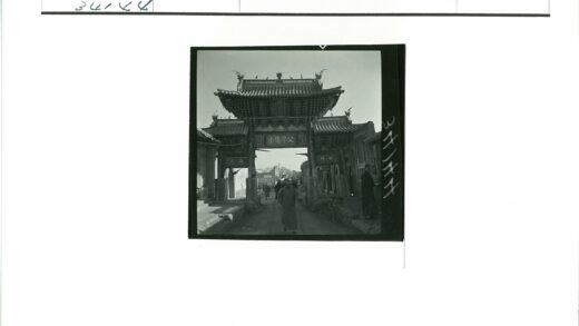 传统街景与汉字大门.jpg