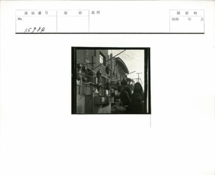 传统街景与灯笼阳台建筑.jpg