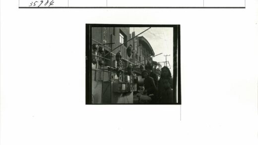 传统街景与灯笼阳台建筑.jpg