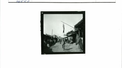 传统街景人群散步横幅展示.jpg