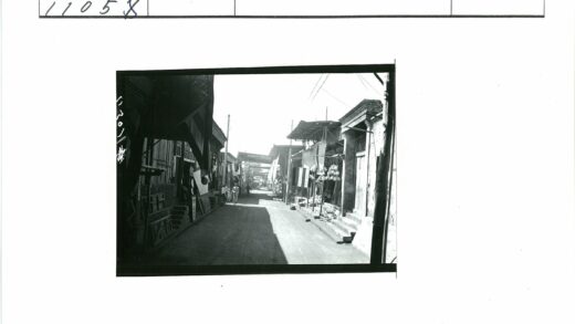 传统街景商铺灯笼旗帜行人.jpg
