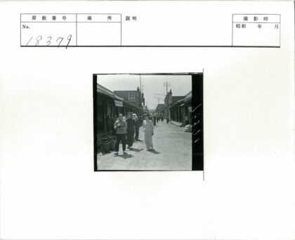 传统街景土路商店行人.jpg