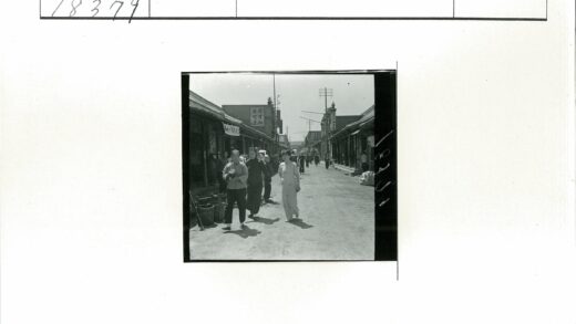 传统街景土路商店行人.jpg