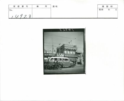 传统街景大巴与人力车.jpg