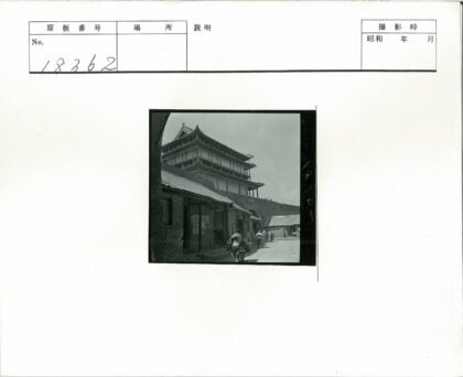 传统街景建筑与自行车生活.jpg