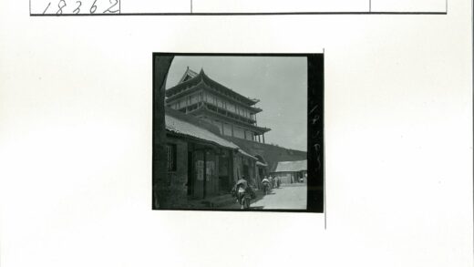 传统街景建筑与自行车生活.jpg