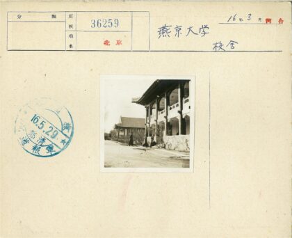 传统街景建筑与自行车行人.jpg