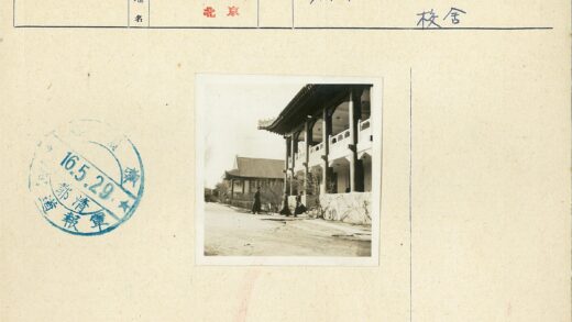 传统街景建筑与自行车行人.jpg