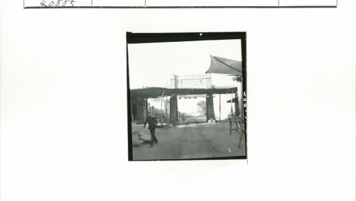 传统街景木制牌坊行人往来.jpg